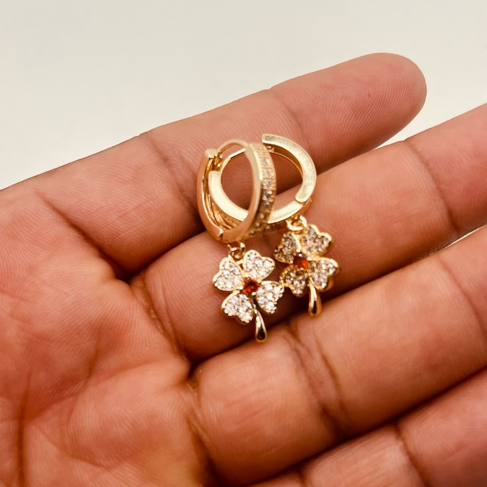 Gold filled earrings for women trébol design